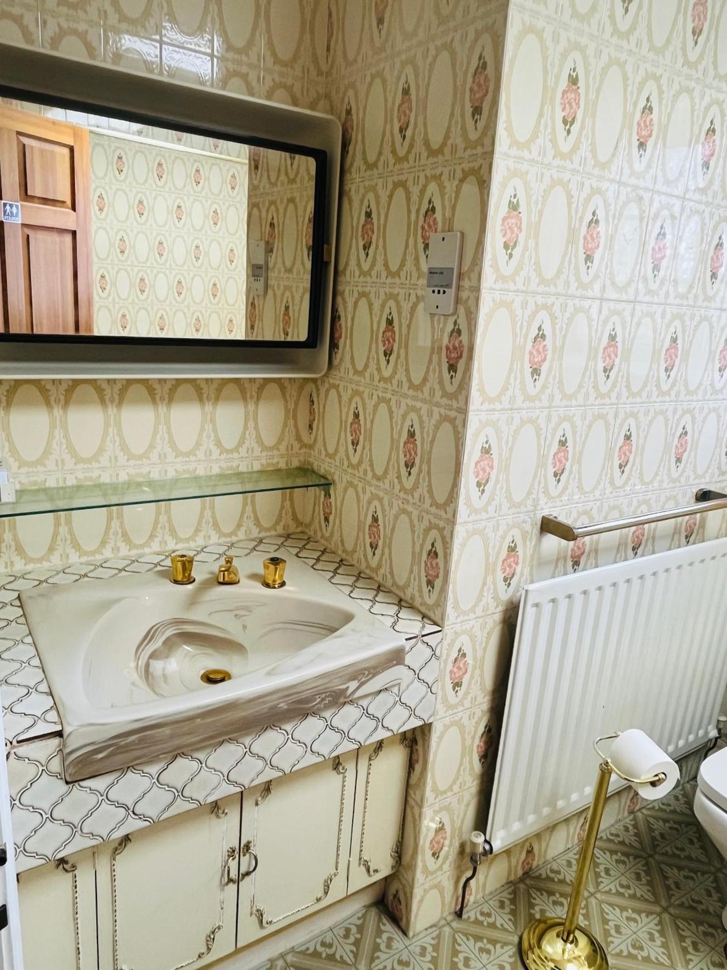 Unwind In Comfort At Cosy Caradus Your 4 Bedroom Home Sweet Home! Birmingham Eksteriør billede