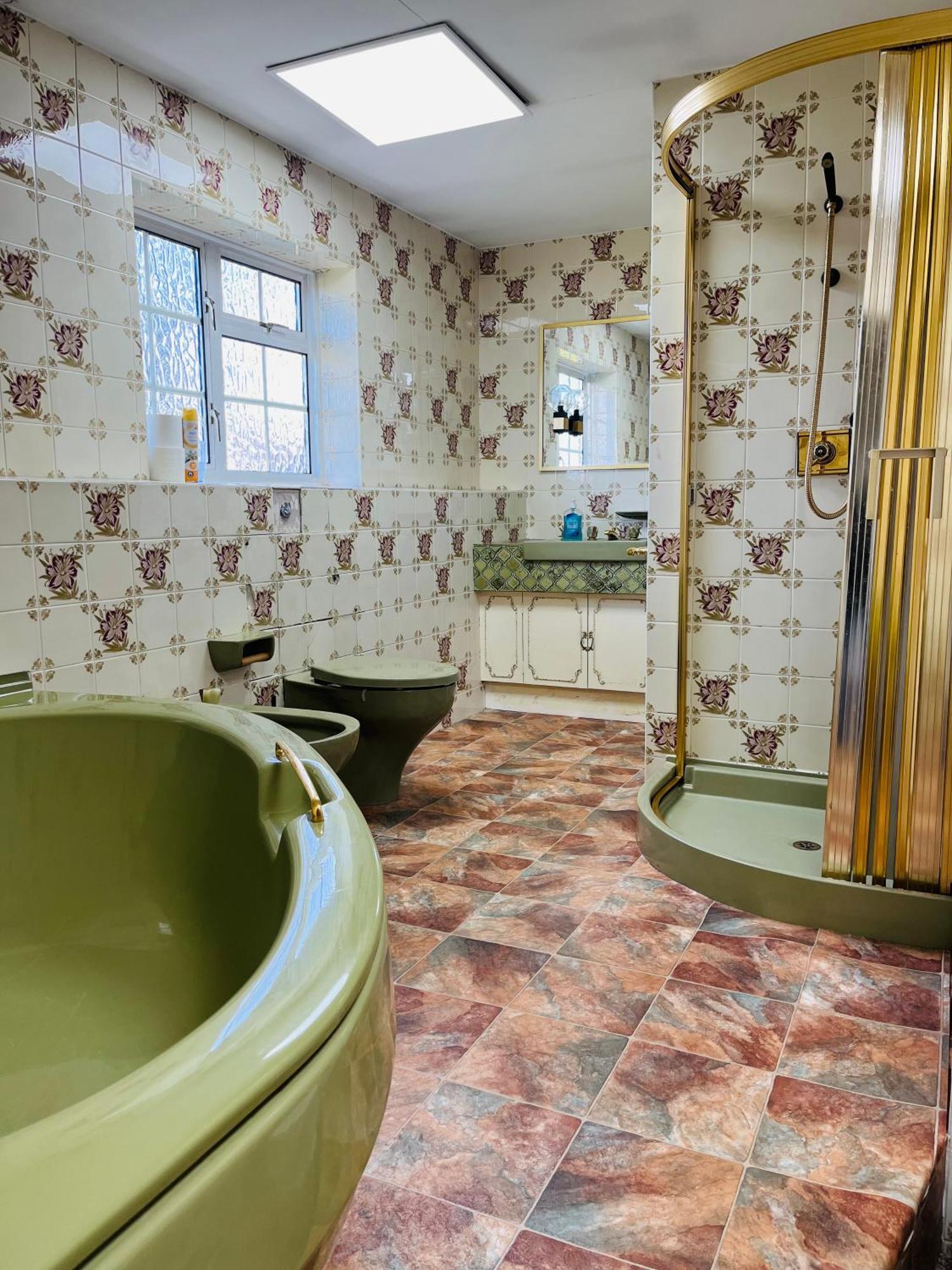 Unwind In Comfort At Cosy Caradus Your 4 Bedroom Home Sweet Home! Birmingham Eksteriør billede