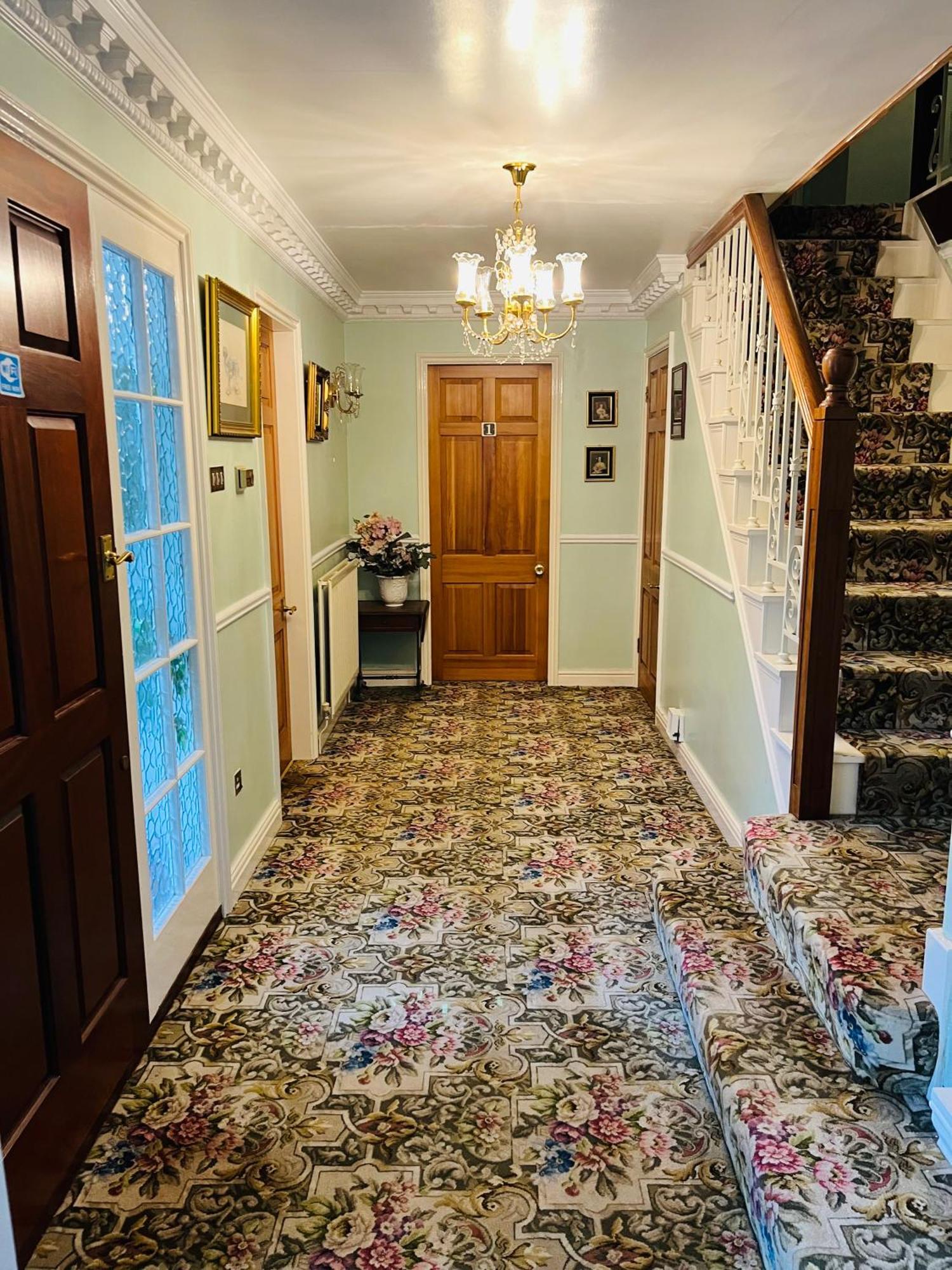 Unwind In Comfort At Cosy Caradus Your 4 Bedroom Home Sweet Home! Birmingham Eksteriør billede
