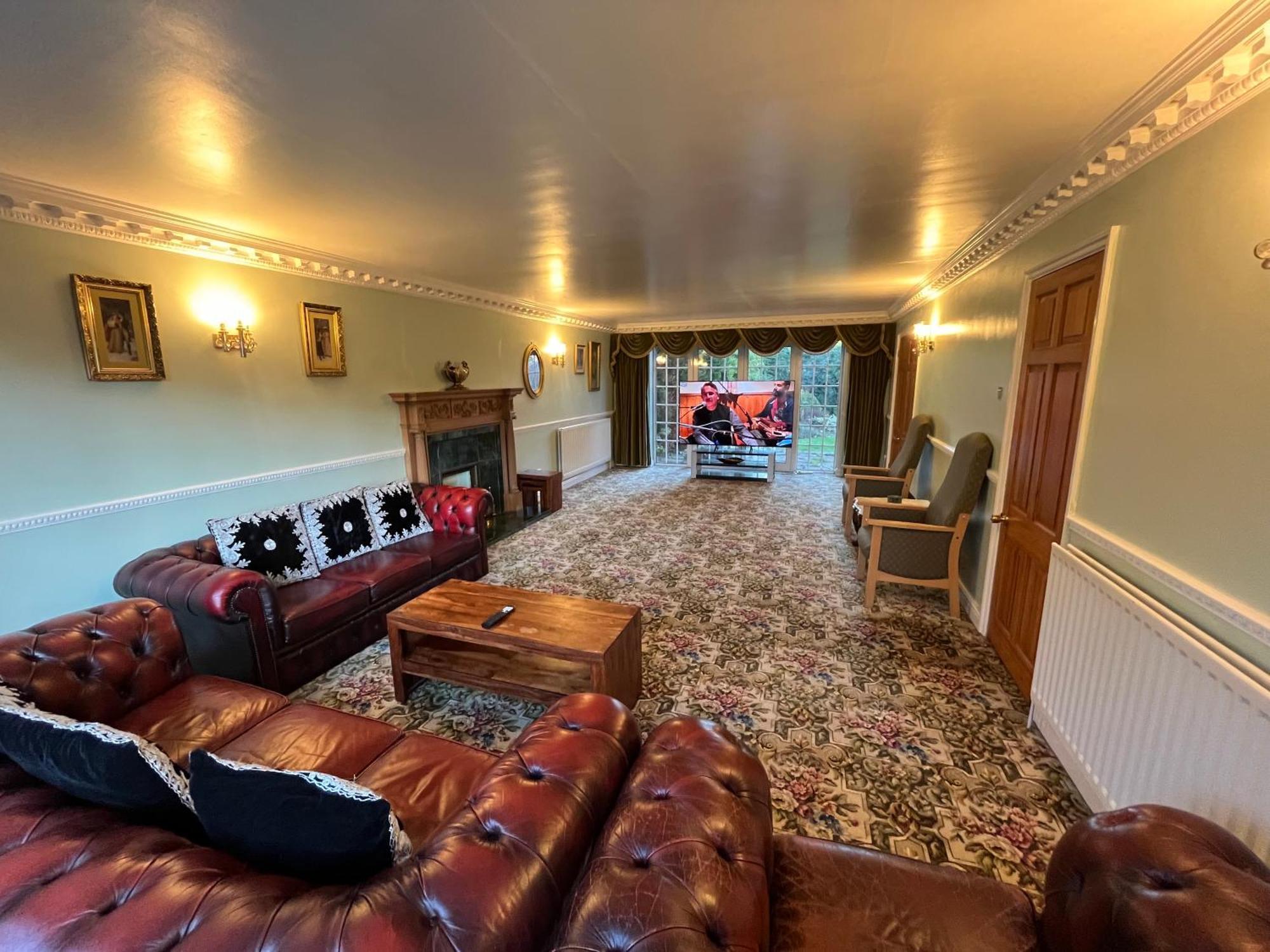 Unwind In Comfort At Cosy Caradus Your 4 Bedroom Home Sweet Home! Birmingham Eksteriør billede